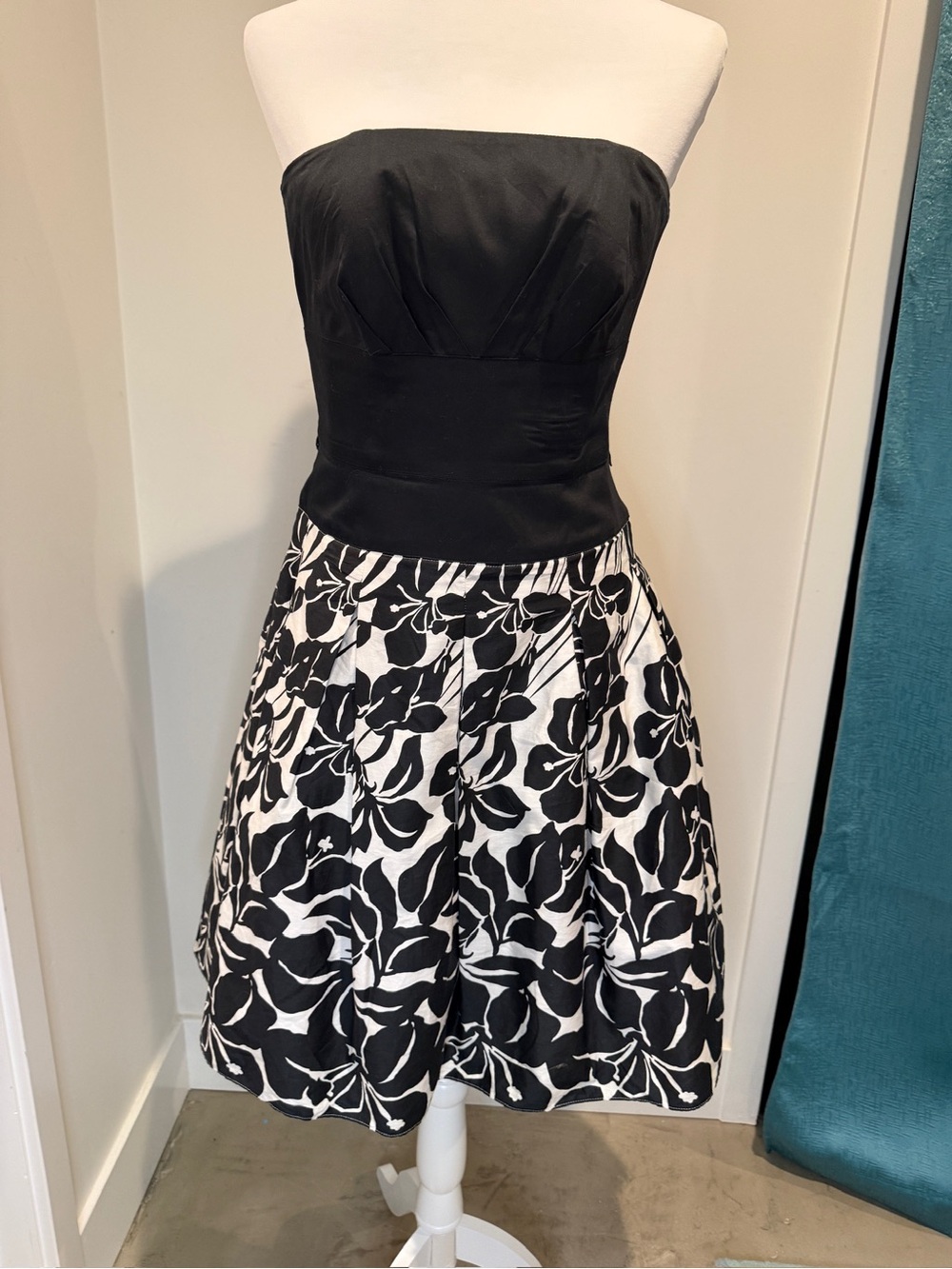 Black and White Cocktail Dress with pockets!  by White House Black Market